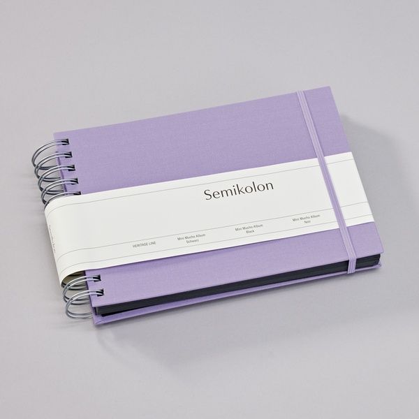Фотоальбом на спіралі Semikolon, Mucho Mini, чорні сторінки, lilac silk 369981 фото Фотоальбоми на спіраліФотоальбом на спіралі Semikolon, Mucho Mini, чорні сторінки, lilac silk придбати в Dreamarium