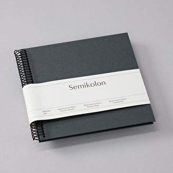 Фотоальбоми на спіраліФотоальбом на спіралі Semikolon, Piccolino, чорні сторінки, lava stone придбати в Dreamarium